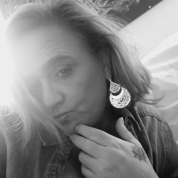 Meet your Posher, Tracie - Picture 3 of 3